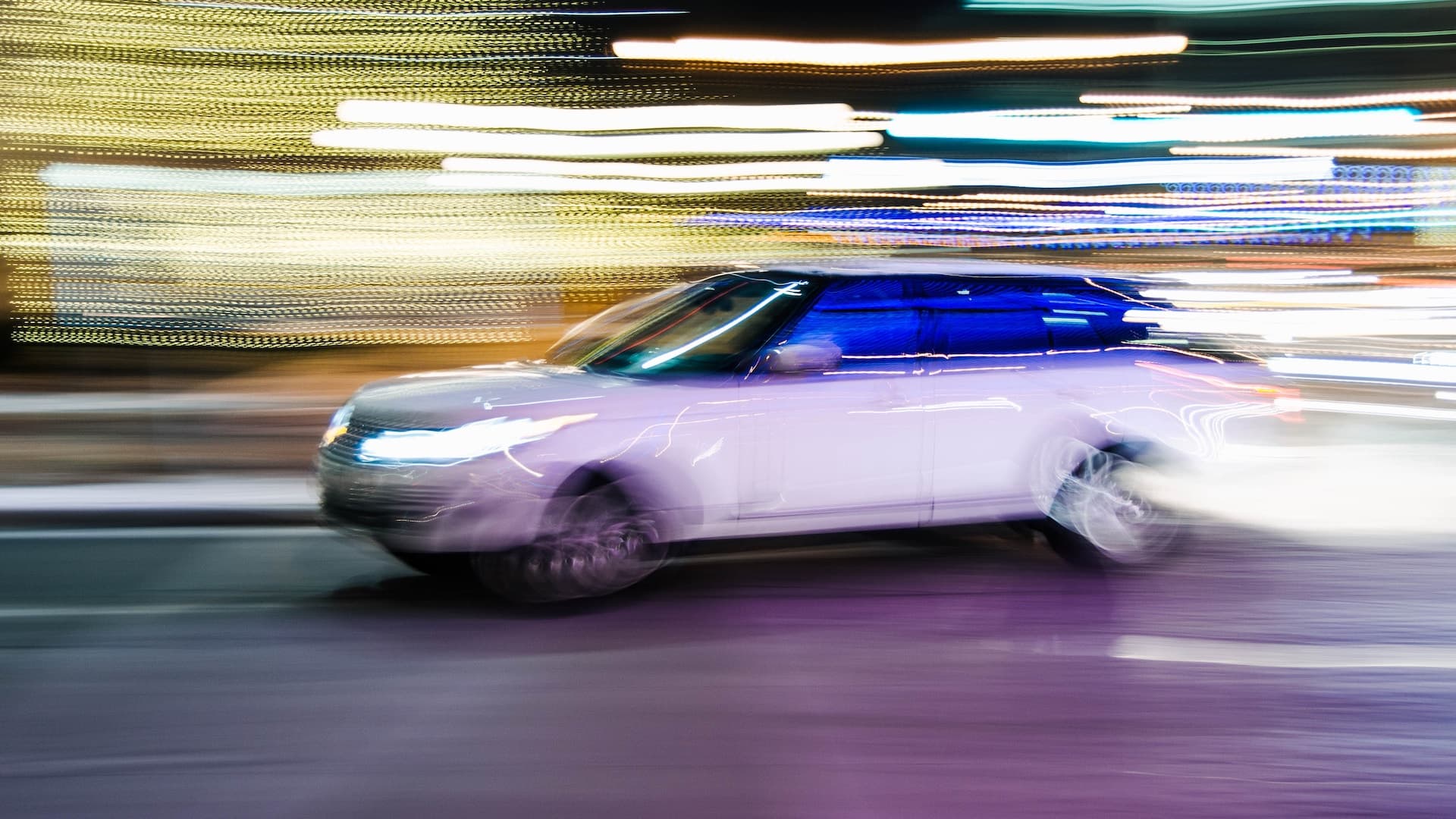 Geländelimousine auf Strasse mit Lichtern